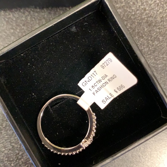 10k White Gold/Diamond Cross Ring - Picture 4 of 5